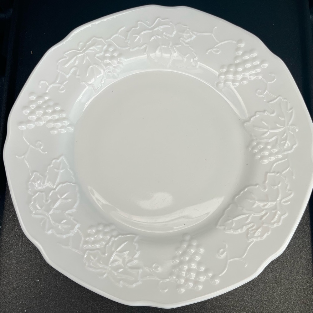Indiana Colony Harvest milk glass lunch plates 2 in this listing can separate.